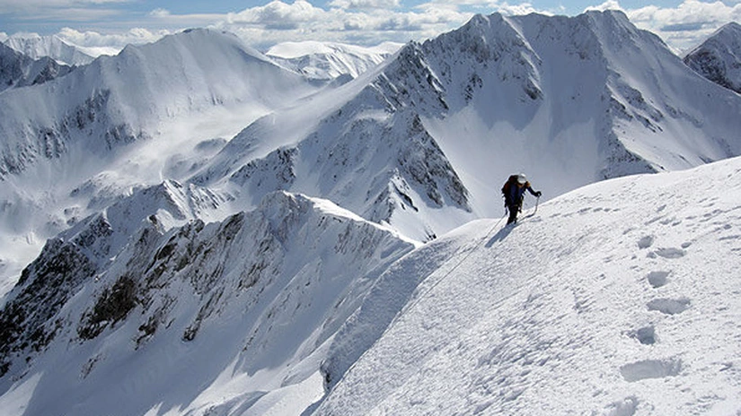 Traseele turistice din Munţii Făgăraş, închise din cauza zăpezii care depăşeşte 40 de centimetri