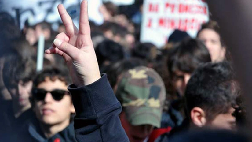 Studenţii protestează la Universitate, de unde vor pleca spre sediul Guvernului