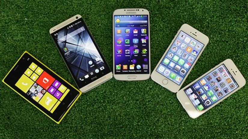 Vânzările de smartphone-uri vor trece pragul de un miliard în 2013 datorită scăderii preţurilor - IDC