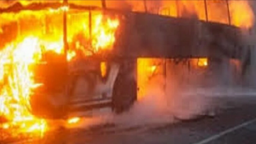 Un autocar cu români a ars în Ungaria, pasagerii şi şoferii sunt nevătămaţi