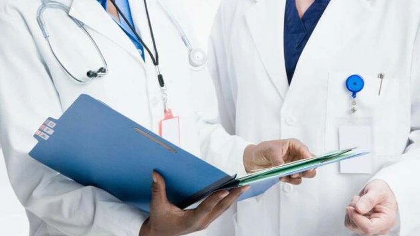 Medicii specialişti debutanţi câştigă de la 2.000 lei net lunar în sistemul privat. Lista salariilor oferite de clinicile şi spitalele private