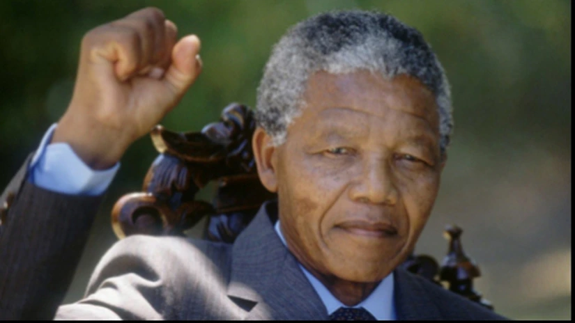 Corpul neînsufleţit al lui Nelson Mandela a fost adus la Qunu, unde va fi înmormântat duminică