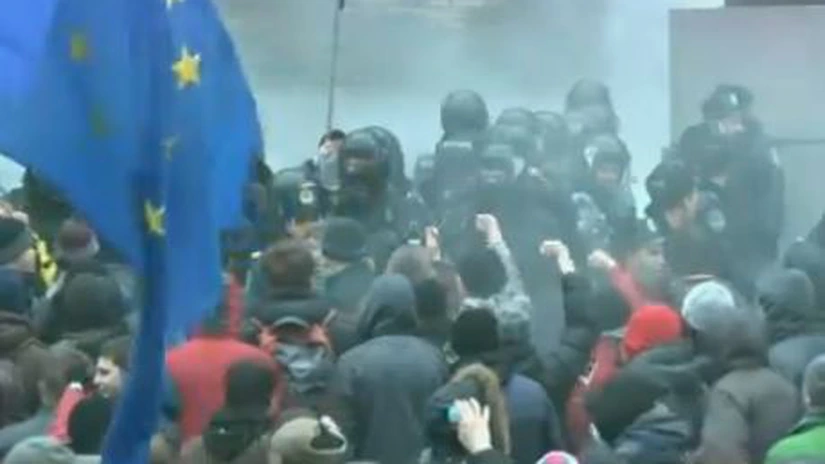 Ucraina: Poliţia i-a dispersat pe manifestanţii care blocau mai multe clădiri administrative din Kiev