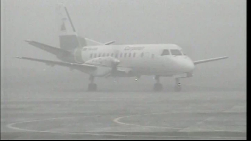 Traficul aerian se desfăşoară în condiţii de iarnă. Întârzieri de 30 de minute pe Aeroportul Henri Coanda