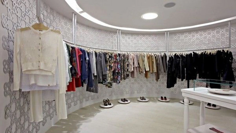 Grapini: Peste 30% din hainele vândute în magazinele româneşti sunt contrafăcute