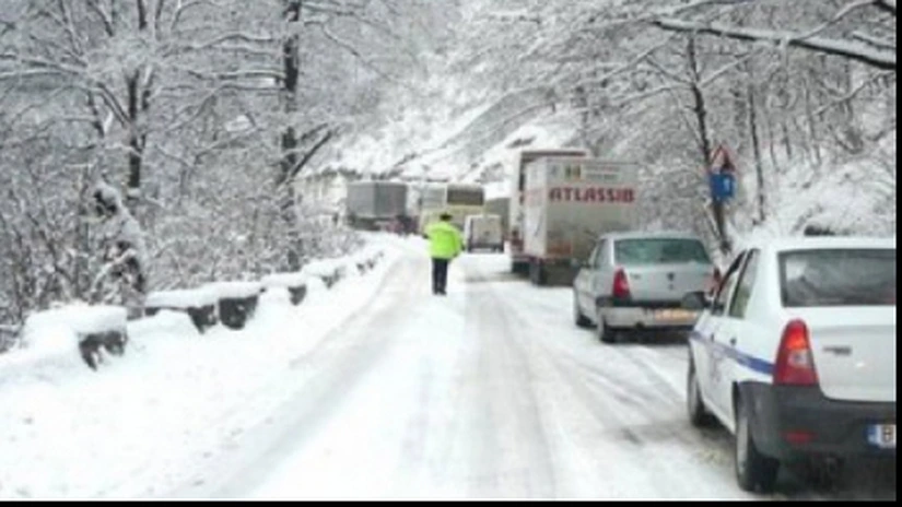 Traficul spre Poiana Braşov, restricţionat din cauza numărului mare de maşini