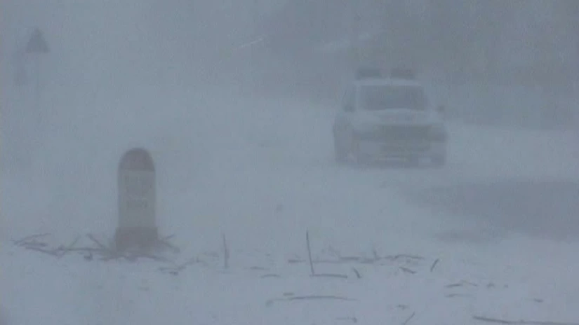 Situaţia drumurilor: Autostrăzile A2, A3 şi tronsoane din DN2 au fost închise. 177 de trenuri, anulate