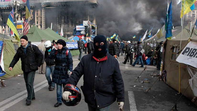 Manifestanții din Kiev trag cu arme de foc în polițiști