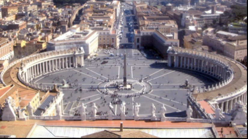 Austeritate la Vatican: Papa suspendă angajările şi orele suplimentare