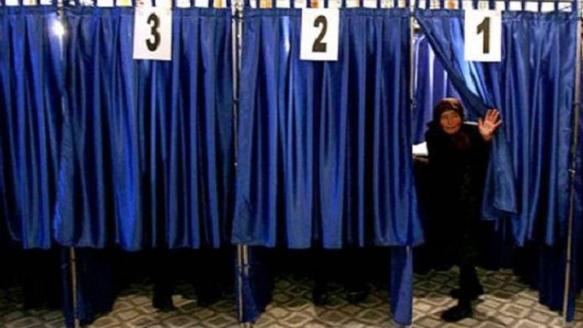 Sondaj CSCI: Arafat, Isărescu, Oprescu şi Ponta în topul încrederii