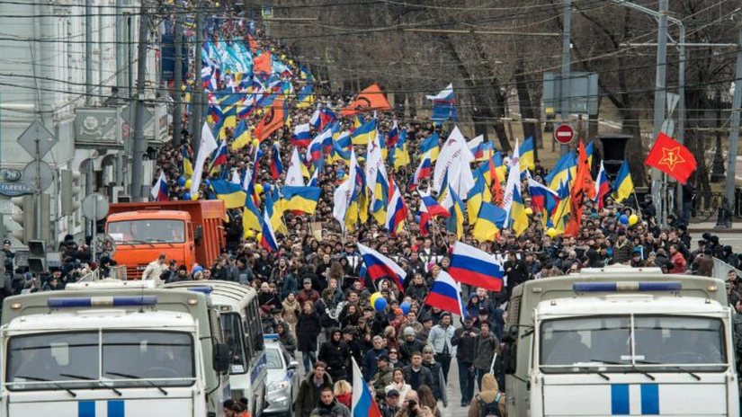 Ruşii au ieşit pe străzile Moscovei pentru a demonstra împotriva politicilor lui Putin în Ucraina