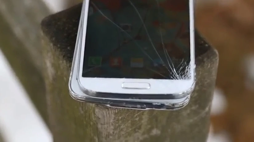 Primul test de rezistenţă al Samsung Galaxy S5. Vezi aici cum s-a descurcat VIDEO