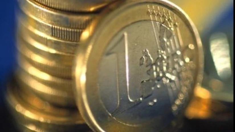 Cursul euro poate coborî la 4,38 lei, dar pe termen mai lung rămâne peste 4,40, spun analiştii