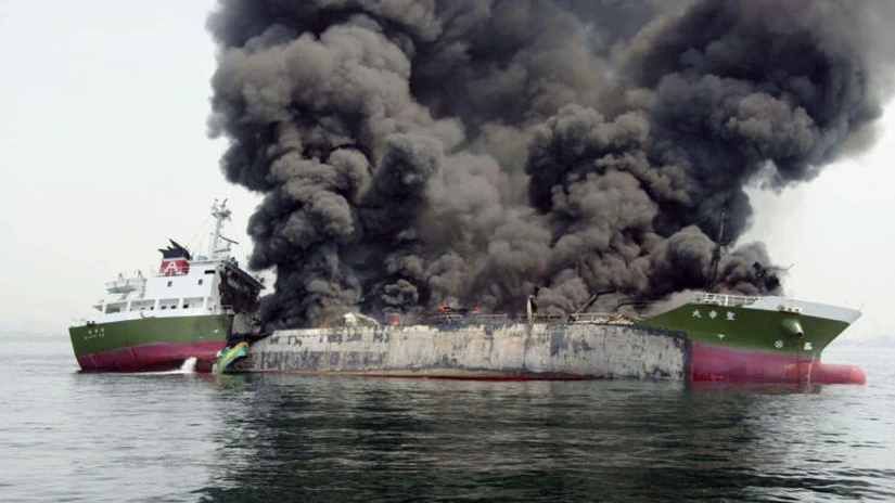 Explozie la bordul unui petrolier aproape gol în largul Japoniei