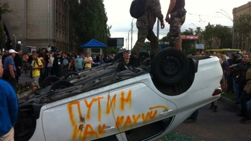 Manifestanţi ucraineni au blocat accesul în sediul Ambasadei Rusiei la Kiev şi au smuls drapelul rus