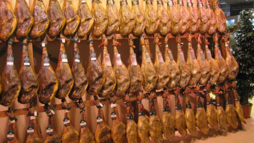 Producătorul bucovinean Ioan Baciu vrea protecţie europeană pentru jambonul de porc şi costiţa hiţuită