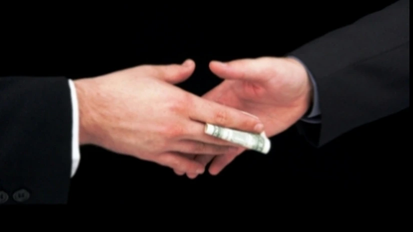 CEDO condamnă Republica Moldova pentru o capcană întinsă de poliţie unei funcţionare ce a luat mită