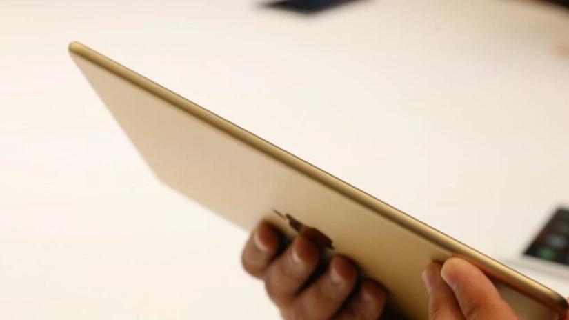 Apple amână pentru septembrie producţia noului iPad cu ecran mai mare