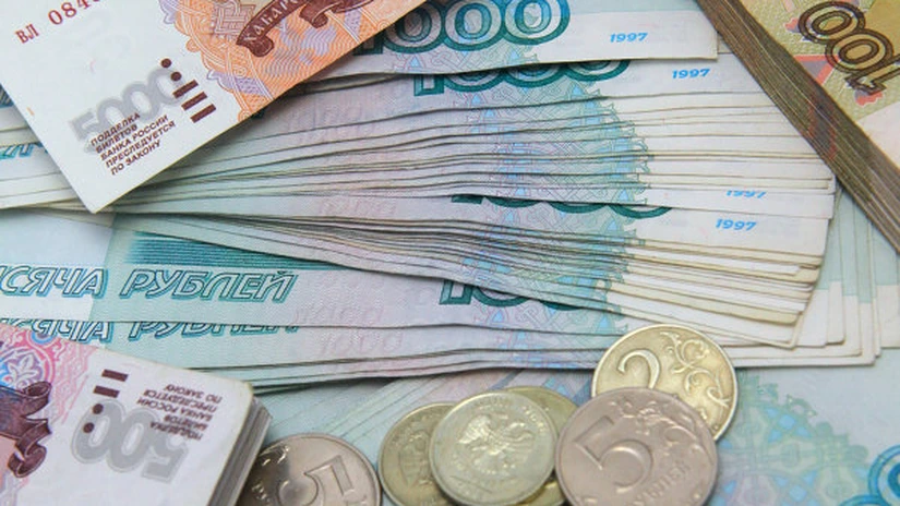Rubla rusească a atins un nou minim record în raport cu dolarul şi euro