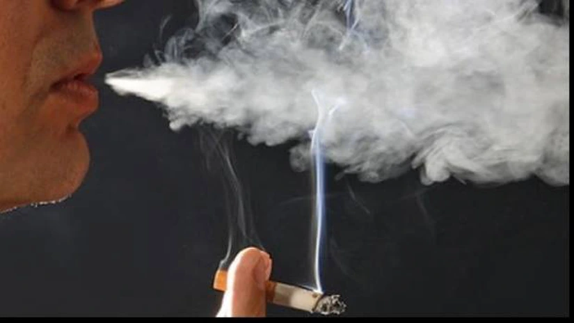 Sistemul public de sănătate a plătit 1,2 mld. lei în 2012 pentru afecţiunile cauzate de fumat - studiu