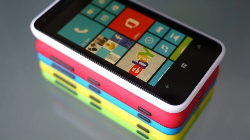 Microsoft lansează marţi primul smartphone Lumia fără numele Nokia
