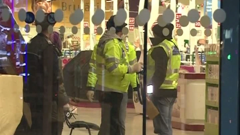 Doi bărbaţi au fost înjunghiaţi în hipermarketul Auchan din cartierul Vitan