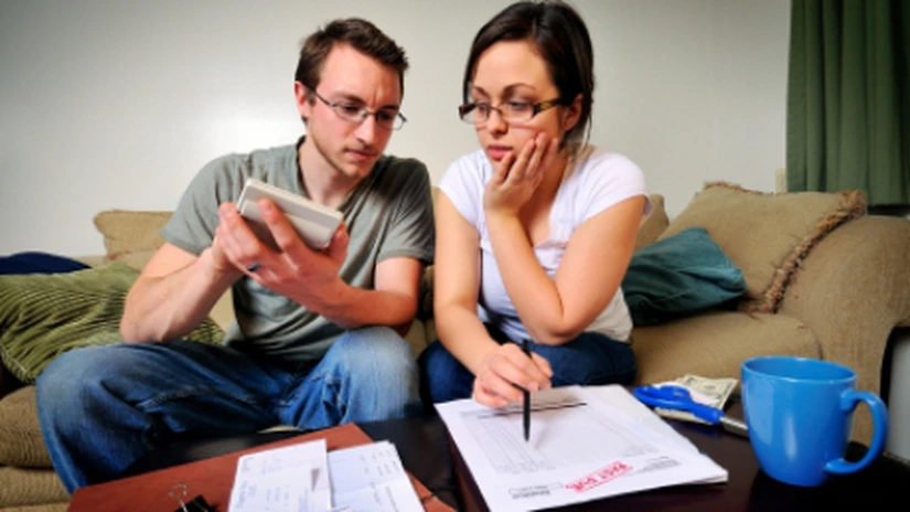 Raport: 25% dintre românii aflaţi într-o relaţie s-au mutat cu părinţii din cauza situaţiei financiare