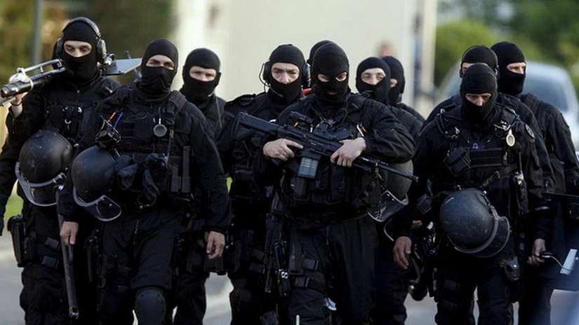 Al-Qaida ameninţă cu noi atacuri. Poliţia o caută pe concubina atacatorului de la magazinul din estul Franţei