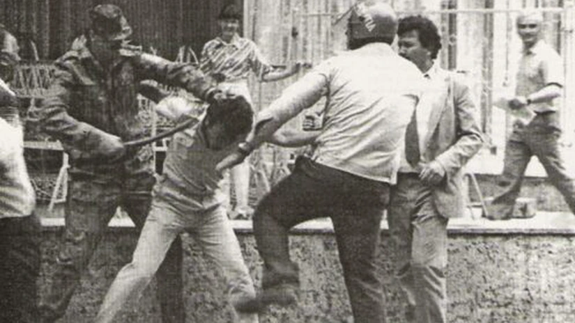 Ordonanţă Parchet: Ion Iliescu, acuzat de reprimarea violentă a manifestaţiei din Piaţa Universităţii