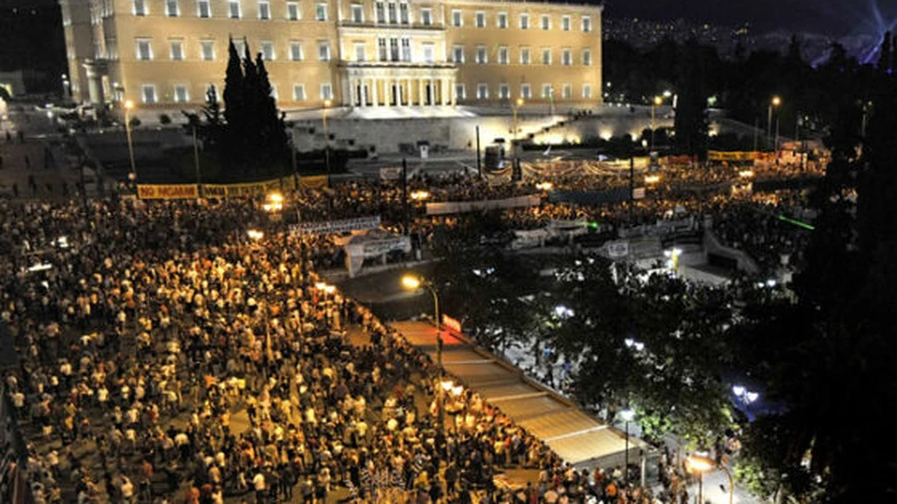 Atena: Grecii protestează împotriva deciziei BCE de a restrânge mecanismele de finanţare pentru băncile elene