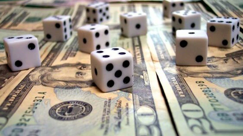 Dolarul scade puternic pe piaţa interbancară. Euro creşte