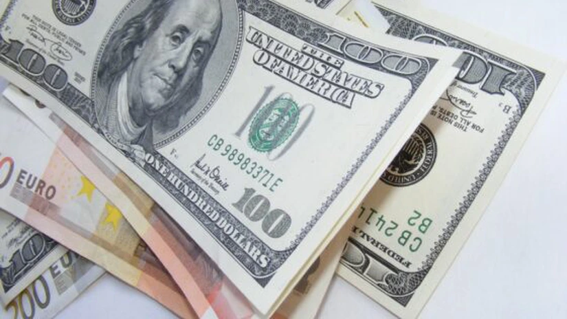 Euro a scăzut faţă de dolar, ajungând la cel mai redus nivel din ultimii aproape 12 ani