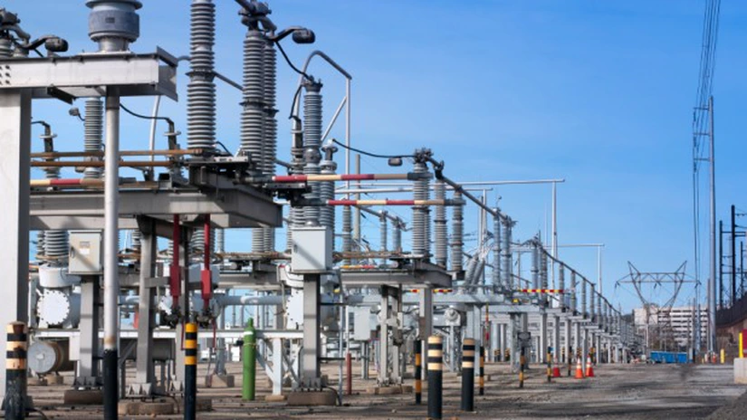 România importă energie electrică în orele de vârf. Nu mai are cu ce să producă suficient, din cauza opririi centralelor, iar preţurile cresc