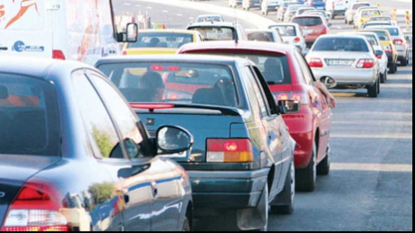 Trafic intens pe principalele drumuri naţionale. Pe autostrada A1 s-ar putea forma coloane