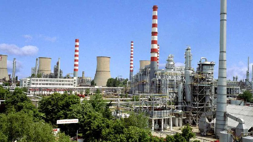 UPDATE - Lukoil are oferte pentru vânzarea Petrotel, dar respinge pretendenţii. Cu conturile blocate, va opri rafinăria