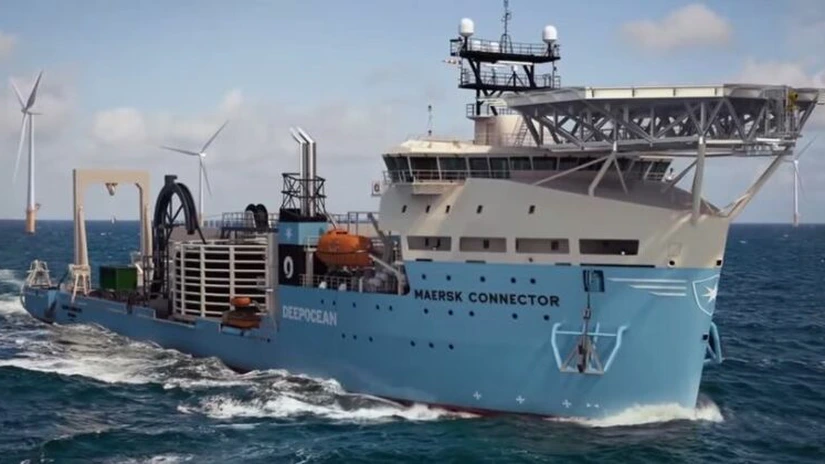 Navă pentru instalarea cablurilor submarine, lansată la Şantierul Naval Damen din Galaţi - VIDEO