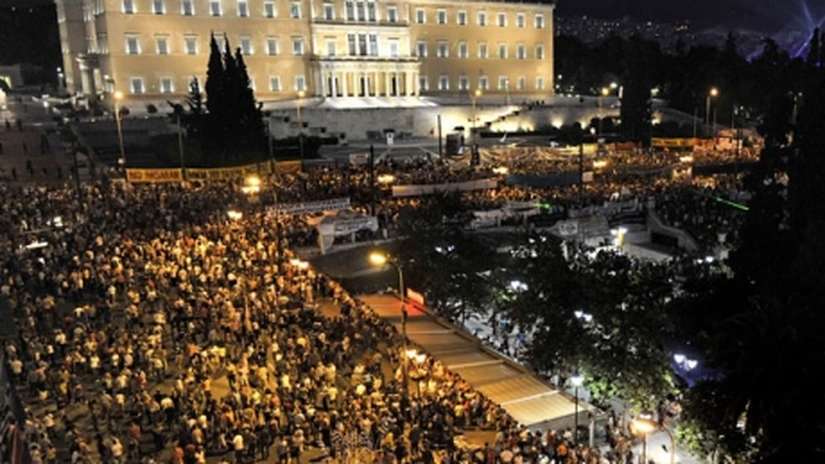 Grecia: Tsipras s-a alăturat mulţimii în Piaţa Syntagma din Atena. Peste 25.000 de oameni s-au strâns în piaţă