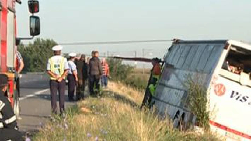 Accident pe Autostrada Soarelui: Un autocar cu turişti ucraineni s-a răsturnat, cel puţin doi morţi. Plan Roşu de intervenţie
