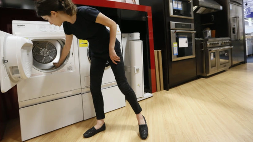 Românii au cheltuit, în trei luni, aproape jumătate de miliard de euro pe bunuri de folosinţă îndelungată