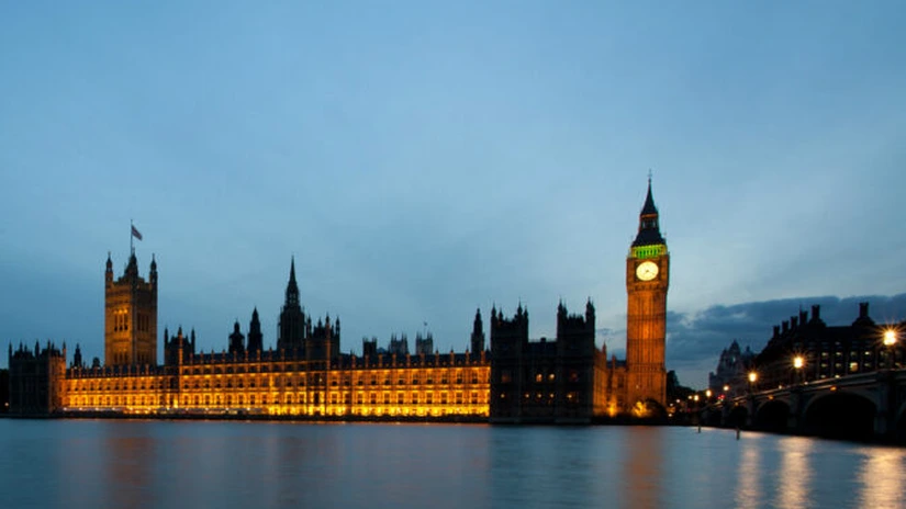 Parlamentul britanic a adoptat o lege extremă privind supravegherea telefoanelor şi PC-urilor