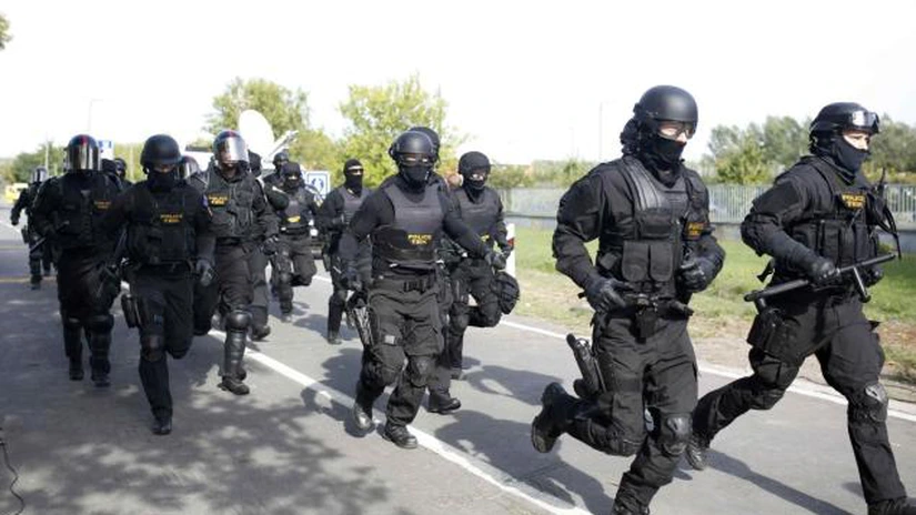 Poliţia ungară a folosit gaze lacrimogene şi tunuri cu apă împotriva imigranţilor la frontiera cu Serbia