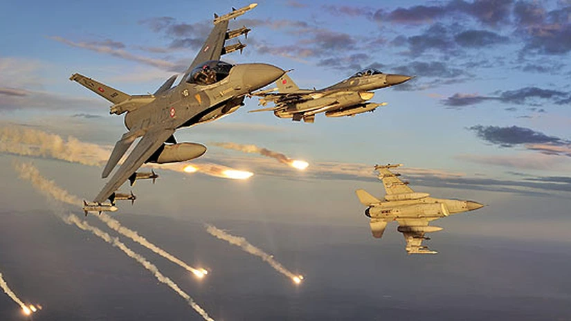 UPDATE - Turcia a doborât un avion de vânătoare rusesc la frontiera sa cu Siria