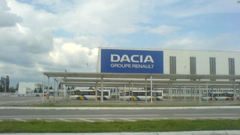 Protest la Dacia. Angajaţii, nemulţumiţi de condiţiile de transport, după ce autobuzele uzinei au fost implicate în accidente