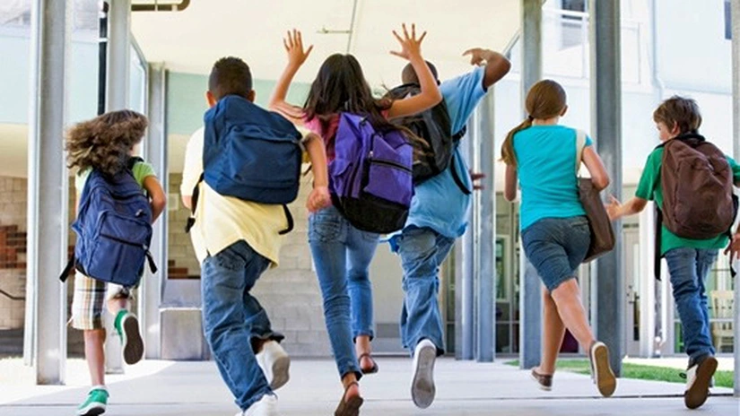 Populaţia şcolară însuma circa 3,74 milioane de persoane, în anul şcolar şi universitar 2014 - 2015