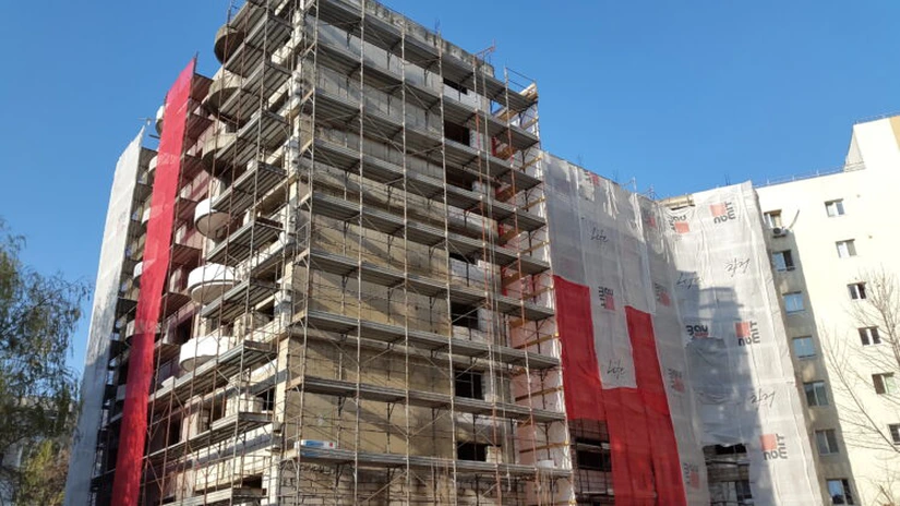Clădire abandonată 25 de ani în Bucureşti, transformată în bloc de locuinţe