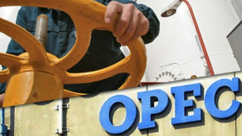 Oferta de petrol a crescut în octombrie, dar OPEC estimează o echilibrare a pieţei