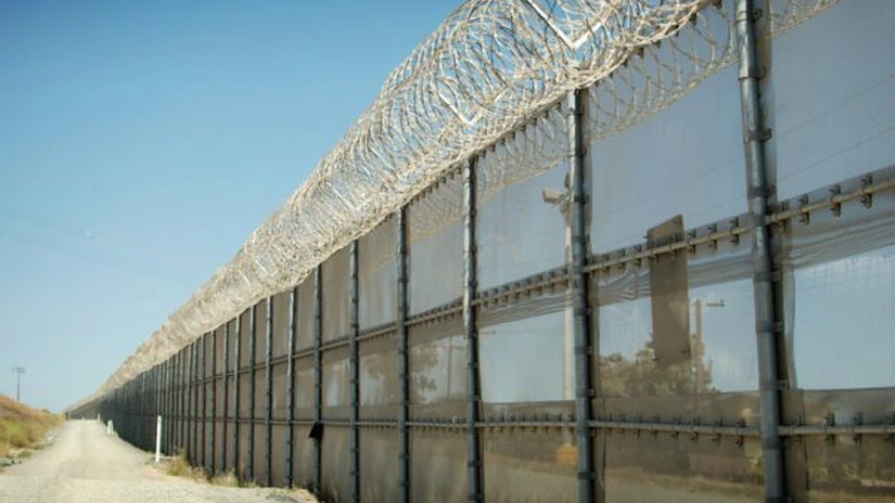 Avertismentul ministrului ungar de Externe: Dacă migranţii încep să treacă prin România, a doua zi Ungaria va ridica un gard