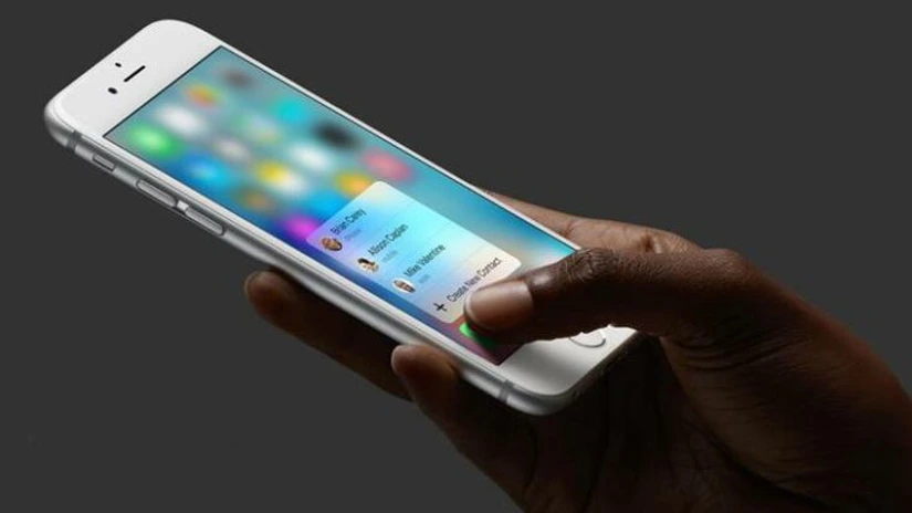 Apple anunţă prima scădere trimestrială a vânzărilor de iPhone