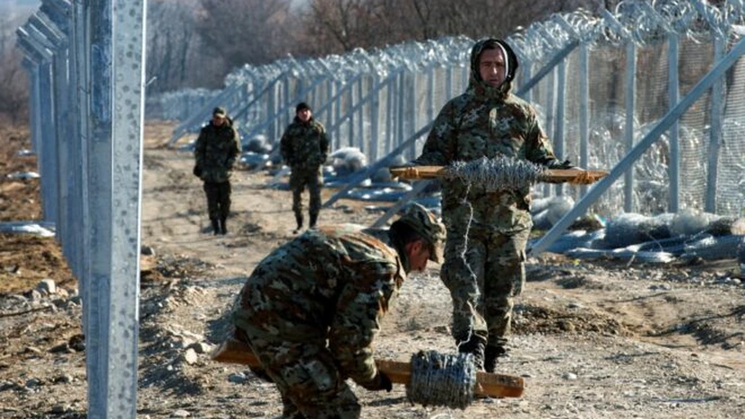 Imigranţii încearcă să rupă gardul la frontiera dintre Grecia şi Macedonia