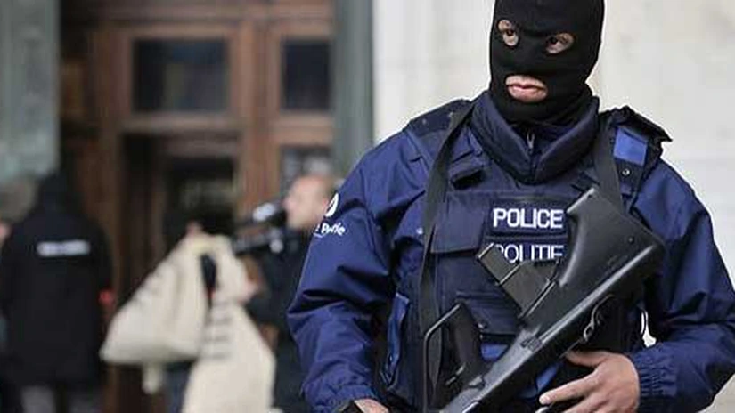 Poliţia franceză a reţinut patru persoane suspectate că pregăteau un atac iminent în centrul Parisului